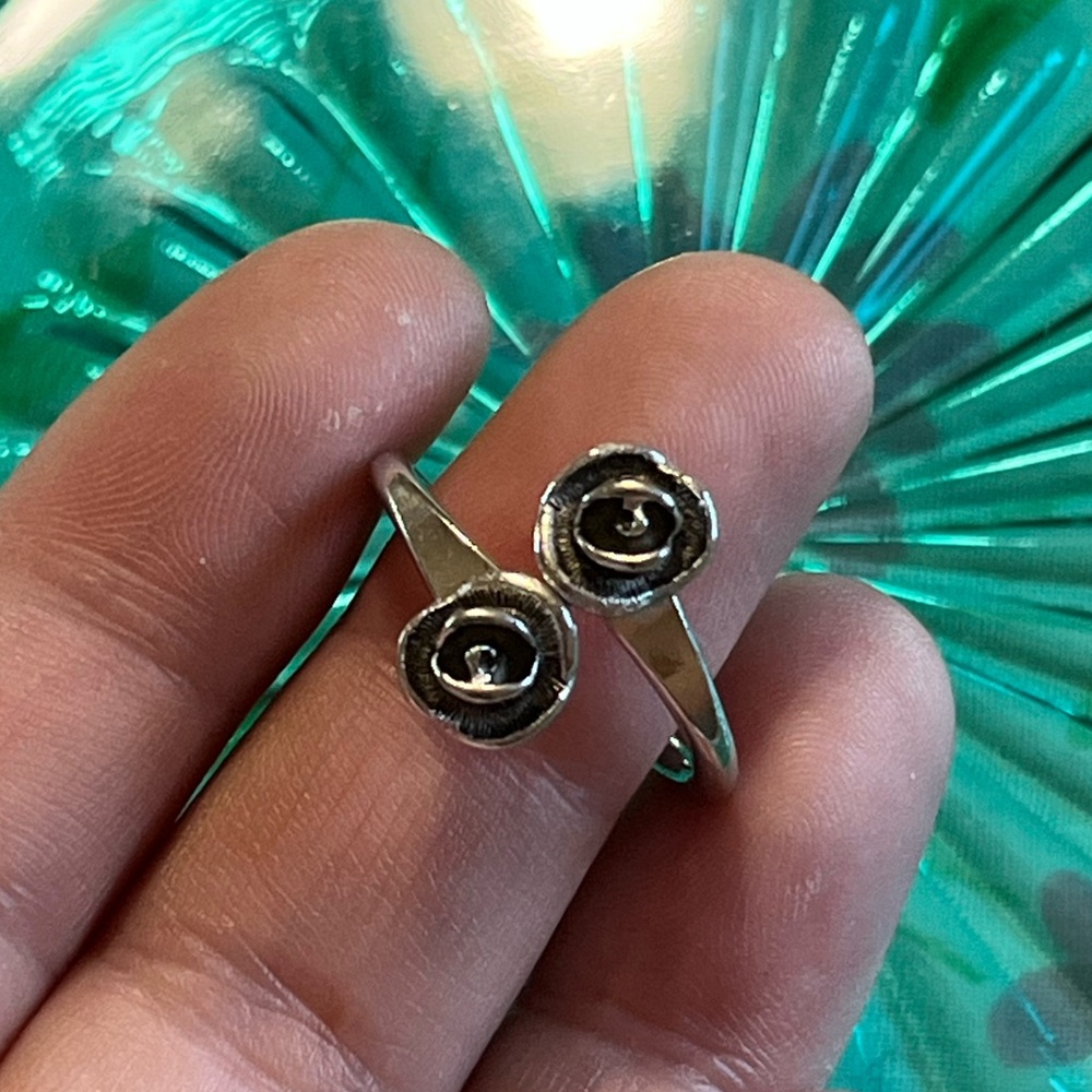 Vintage Signed Sarah Coventry Double Rose Bypass Silver Tone Metal Costume Ring